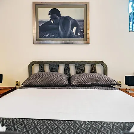 Lupino's Gallery - Old Town Apartment *