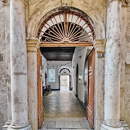 Lupino's Gallery - Old Town Апартаменты *