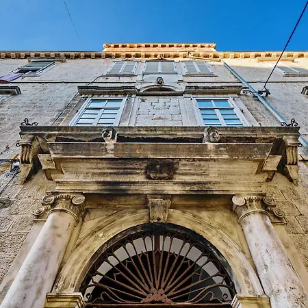 Апартаменты Lupino's Gallery - Old Town